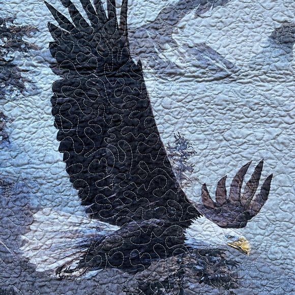 Bald Eagle Soaring Handcrafted Quilt Throw Decorative Gray USA 40” x 38” - Picture 2 of 12